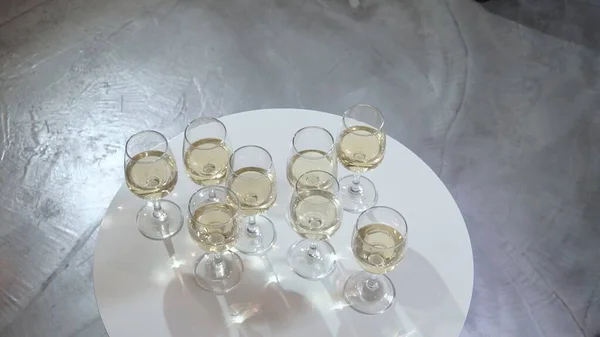 Úspěšní Podnikatelé Pijí Víno Šampaňské Členy Týmu Míčové Místnosti Oslavu — Stock fotografie