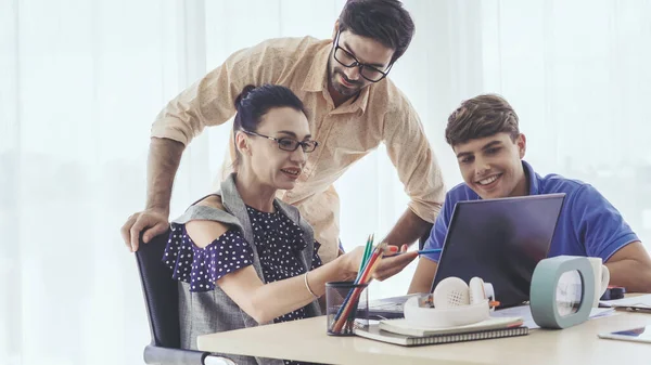 Reunión Grupal Creativos Empresarios Diseñadores Artistas Escritorio Oficina Trabajo Equipo — Foto de Stock