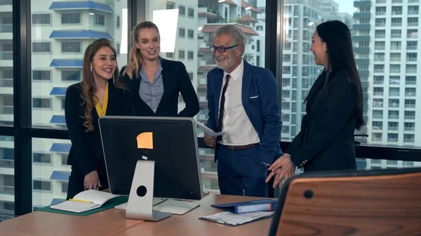 Gli Uomini Affari Professionisti Discutono Questione Finanziaria Nella Riunione Gruppo — Foto Stock