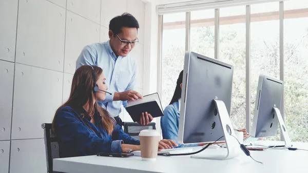 Agente Atención Cliente Centro Llamadas Con Auriculares Funciona Computadora Escritorio — Foto de Stock