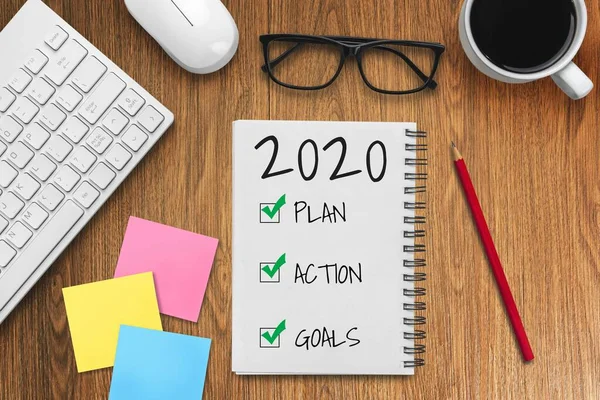 新年目标列表2020 写字楼写字台 关于新年目标和决议的计划列表 变化和确定概念 — 图库照片