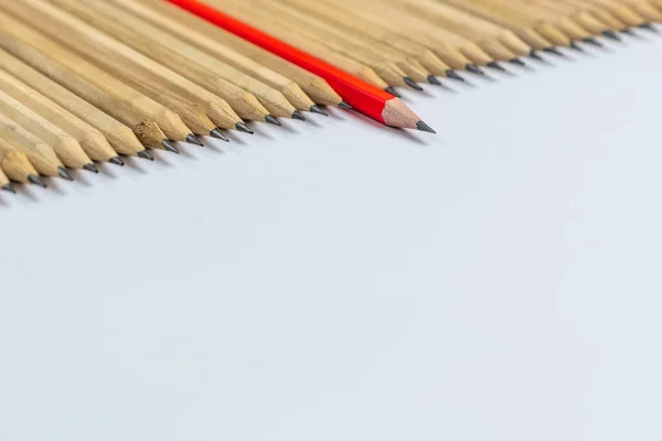 Diferentes Lápis Destacam Dos Outros Mostrando Conceito Pensamento Empresarial Único — Fotografia de Stock