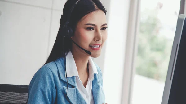 Müşteri Destek Ajanı Kulaklıklı Çağrı Merkezi Telefon Görüşmesinde Müşteriyi Desteklerken — Stok fotoğraf