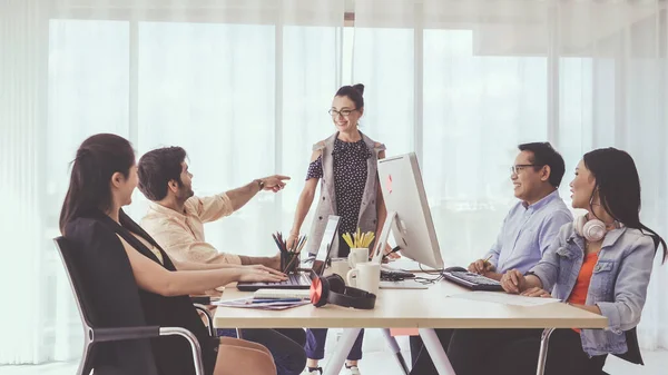 Cadre Supérieur Donne Des Conseils Aux Membres Équipe Des Gens — Photo