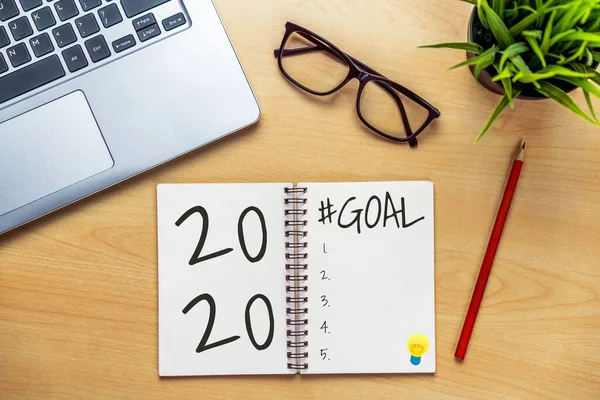 New Year Resolution Goal List 2020 Business Office Desk Notebookem — Stock fotografie