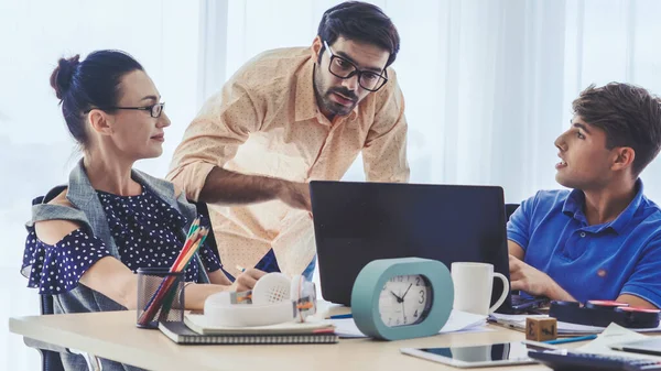 Reunión Grupal Creativos Empresarios Diseñadores Artistas Escritorio Oficina Trabajo Equipo — Foto de Stock