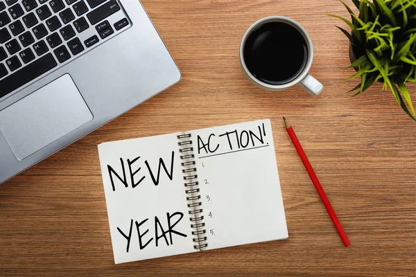 写字台写满了笔记本 上面写着新年目标和决心的计划清单 — 图库照片