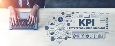KPI İş Konsepti Performans Göstergesi - KPI yönetiminin pazarlanması için iş hedefi değerlendirmesinin sembollerini ve analitik numaralarını gösteren modern grafik arayüzü.