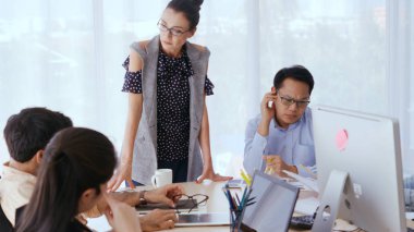 Grup toplantısındaki mutsuz iş adamları. Ekip proje başarısızlığı yüzünden hayal kırıklığına uğradı. İş sorunu ve kriz kavramı.