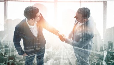 Arka planda iş adamları el sıkışma çift pozlama görüntü iş anlaşmasının ortaklık başarısını gösteren. Kurumsal ekip çalışması, güven ortağı ve iş sözleşmesi kavramı.