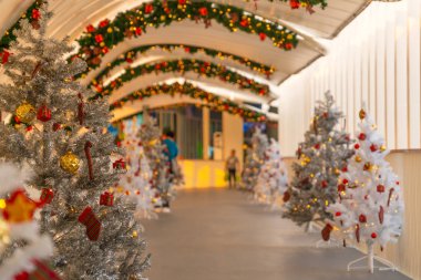 Aralık 2019 'da Noel Festivali' nde şehir merkezinde yürüyüş yolu boyunca Noel ağacı süslemesi.