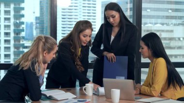 Profesyonel iş kadınlarının grup toplantısı yeni proje planlamasıyla yapılıyor. Takım çalışması ve işbirliği konsepti. ; Proje planlaması ile düşünen profesyonel iş kadınlarının grup toplantısı. Takım çalışması ve işbirliği kavramı.