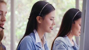 Müşteri destek ajanı ya da kulaklıklı çağrı merkezi telefon görüşmesinde müşteriyi desteklerken masaüstü bilgisayarında çalışır. Operatör hizmeti iş temsili kavramı.