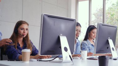 Müşteri destek ajanı ya da kulaklıklı çağrı merkezi telefon görüşmesinde müşteriyi desteklerken masaüstü bilgisayarında çalışır. Operatör hizmeti iş temsili kavramı.