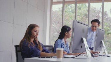 Müşteri destek ajanı ya da kulaklıklı çağrı merkezi telefon görüşmesinde müşteriyi desteklerken masaüstü bilgisayarında çalışır. Operatör hizmeti iş temsili kavramı.