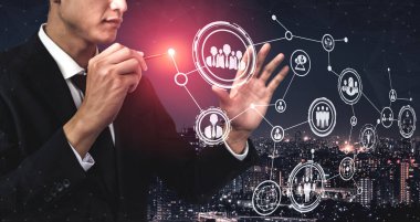 Halk ağı ve küresel iletişim konsepti. Toplumun modern grafik arayüzüne sahip iş adamları sosyal medya platformuyla birçok insanı uluslararası iş dünyasına bağlıyor.