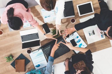 İş adamları ve iş kadınları, takım çalışması, destek ve iş birliğini gösteren çok kültürlü ofis odasındaki grup toplantılarında el ele tutuşuyorlar. Çeşitlilik işyeri ve kurumsal insanların çalışma konsepti.