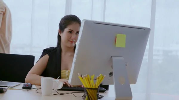 Businesswoman Using Desktop Computer Office Business Concept — Stock Photo, Image