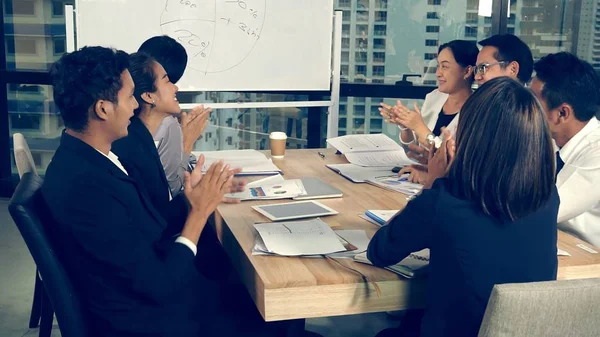 Empresários Asiáticos Discutem Estratégia Marketing Reunião Grupo Escritório Moderno Conceito — Fotografia de Stock