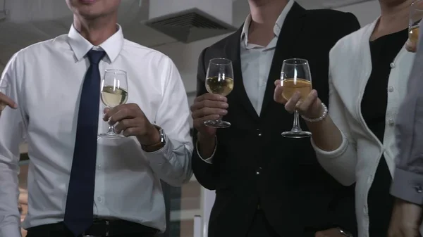 Framgångsrika Affärsmän Dricker Vin Och Champagne Med Lagmedlemmar Bollrummet För — Stockfoto