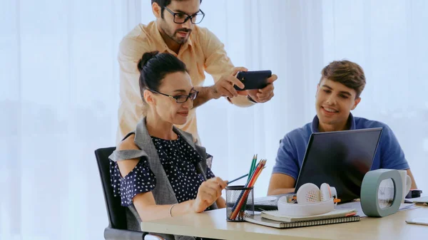 Reunión Grupal Creativos Empresarios Diseñadores Artistas Escritorio Oficina Trabajo Equipo — Foto de Stock