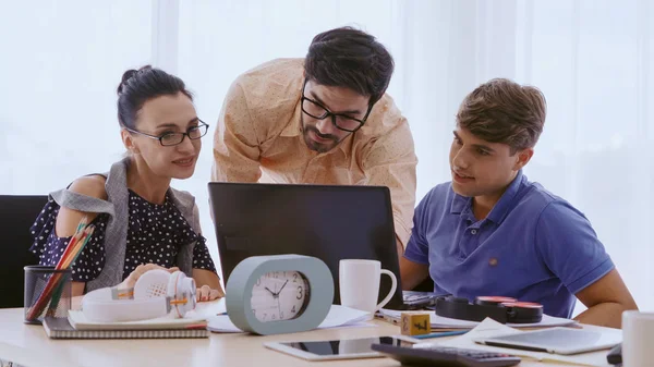 Reunión Grupal Creativos Empresarios Diseñadores Artistas Escritorio Oficina Trabajo Equipo — Foto de Stock