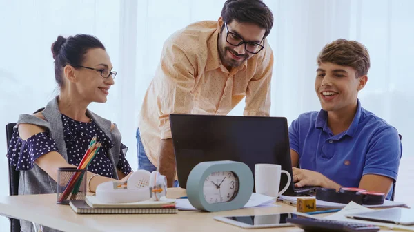 Reunión Grupal Creativos Empresarios Diseñadores Artistas Escritorio Oficina Trabajo Equipo — Foto de Stock