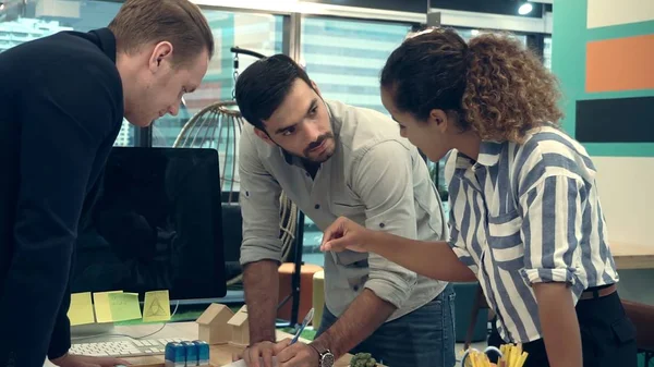 Kreative Geschäftsleute Unterhalten Sich Schreibtisch Modernen Arbeitsplatz Corporate International Business — Stockfoto