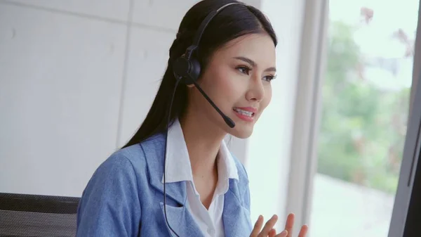 Kundtjänst Agent Eller Callcenter Med Headset Fungerar Stationär Dator Samtidigt — Stockfoto