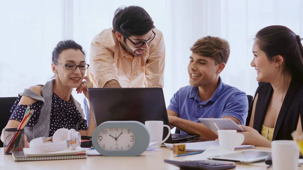 Reunión Grupal Creativos Empresarios Diseñadores Artistas Escritorio Oficina Trabajo Equipo — Foto de Stock