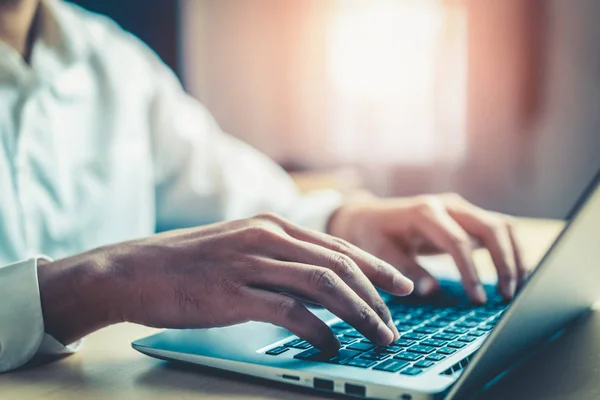 Empresário Mão Digitando Teclado Computador Computador Portátil Escritório Conceito Negócios — Fotografia de Stock