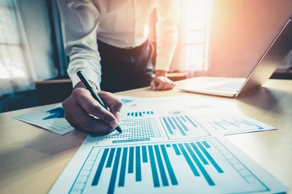 Geschäftsmann Buchhalter Oder Finanzexperte Analysieren Geschäftsbericht Und Finanzdiagramm Der Unternehmenszentrale — Stockfoto