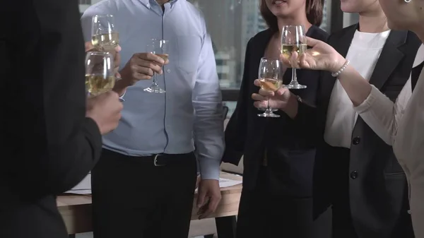 Pessoas Negócios Bem Sucedidas Bebem Vinho Champanhe Com Membros Equipe — Fotografia de Stock