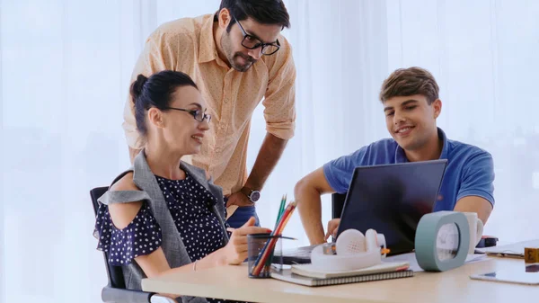 Reunião Grupo Pessoas Negócios Criativas Designer Artista Mesa Escritório Feliz — Fotografia de Stock