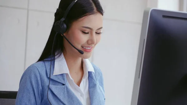 Kundtjänst Agent Eller Callcenter Med Headset Fungerar Stationär Dator Samtidigt — Stockfoto