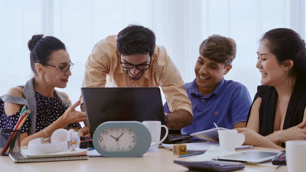 Reunión Grupal Creativos Empresarios Diseñadores Artistas Escritorio Oficina Trabajo Equipo — Foto de Stock