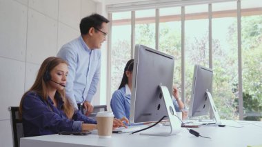 Müşteri destek ajanı ya da kulaklıklı çağrı merkezi telefon görüşmesinde müşteriyi desteklerken masaüstü bilgisayarında çalışır. Operatör hizmeti iş temsili kavramı.