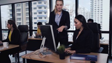 Genç lider modern ofisteki genç kadın çalışana tavsiyelerde bulunuyor. Liderlik ve eğitim konsepti. ; Genç lider modern ofisteki genç kadın çalışana tavsiyelerde bulunuyor. Liderlik ve eğitim kavramı.