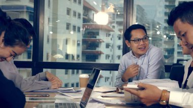 Asyalı iş adamları modern ofiste grup toplantısında pazarlama stratejisini tartıştılar. İş finans ve takım çalışması konsepti. ; Asyalı iş adamları modern ofiste grup toplantısında pazarlama stratejisini tartıştılar. İş finans ve takım çalışması kavramı.