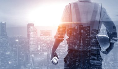 Geleceğin inşaat mühendisliği projesi konsepti ve çift pozlama grafik tasarımı. İnşaat mühendisi, mimar ya da modern sivil ekipman teknolojisiyle çalışan inşaat işçisi.