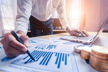 İş adamı muhasebeci ya da finans uzmanı şirket ofisindeki iş raporu grafiğini ve finans şemasını analiz eder. Finans ekonomisi, bankacılık sektörü ve borsa araştırmaları kavramı.