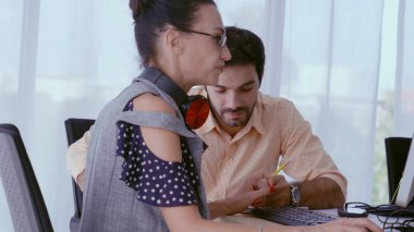 Yaratıcı iş adamları modern işyerindeki ofis masasında sohbet ediyorlar. Şirket uluslararası iş kavramı.