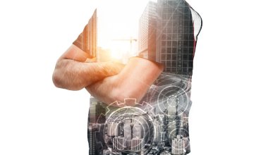 Geleceğin inşaat mühendisliği projesi konsepti ve çift pozlama grafik tasarımı. İnşaat mühendisi, mimar ya da modern sivil ekipman teknolojisiyle çalışan inşaat işçisi.