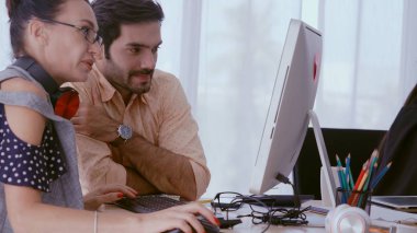 Yaratıcı iş adamları modern işyerindeki ofis masasında sohbet ediyorlar. Şirket uluslararası iş kavramı.