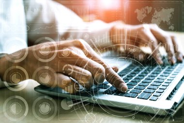 İş Mali Analitik Konsepti için Büyük Veri Teknolojisi. Modern grafik arayüzü ekranda iş satış raporu, kâr tablosu ve hisse senedi eğilimleri analizi hakkında devasa bilgiler gösteriyor.
