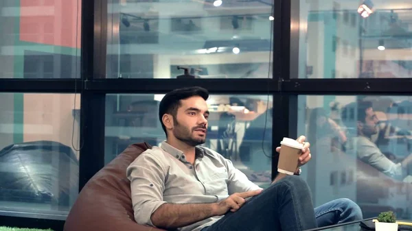 Kancelářský Pracovník Relaxovat Kávovém Koutku Zatímco Krátkou Pauzu Práce Koncept — Stock fotografie