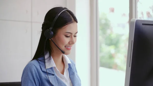 Kundendienstmitarbeiter Oder Call Center Mit Headset Arbeiten Desktop Computer Während — Stockfoto