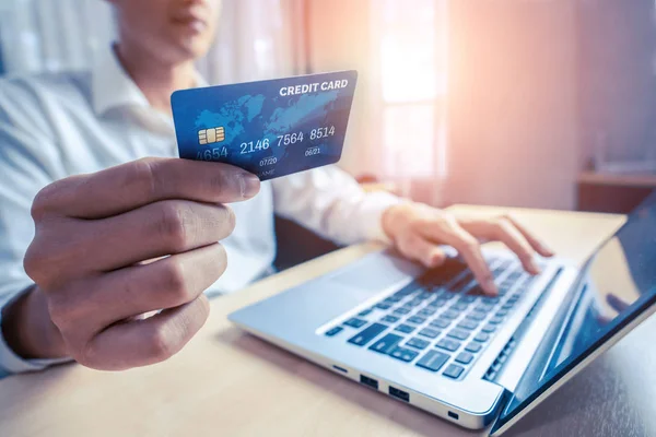 Hombre Joven Utilizar Tarjeta Crédito Para Pago Compras Línea Aplicación — Foto de Stock
