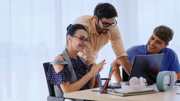 Reunión Grupal Creativos Empresarios Diseñadores Artistas Escritorio Oficina Trabajo Equipo — Foto de Stock