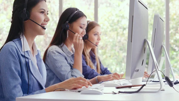 Agente Atención Cliente Centro Llamadas Con Auriculares Funciona Computadora Escritorio —  Fotos de Stock